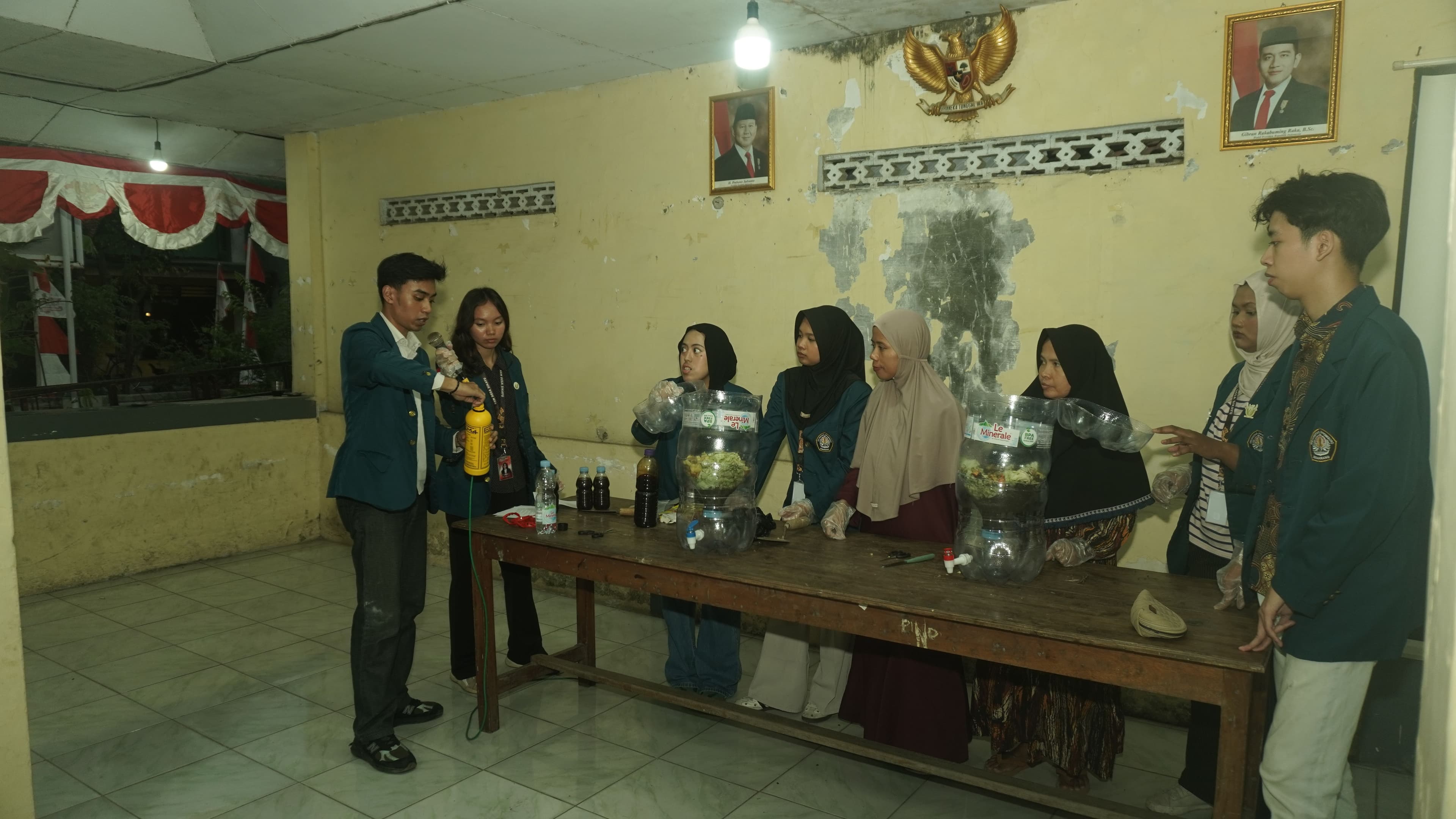 Sosialisasi dan Praktik Pembuatan Komposter Galon sebagai Upaya Pengolahan Sampah Organik di Desa Sikayu